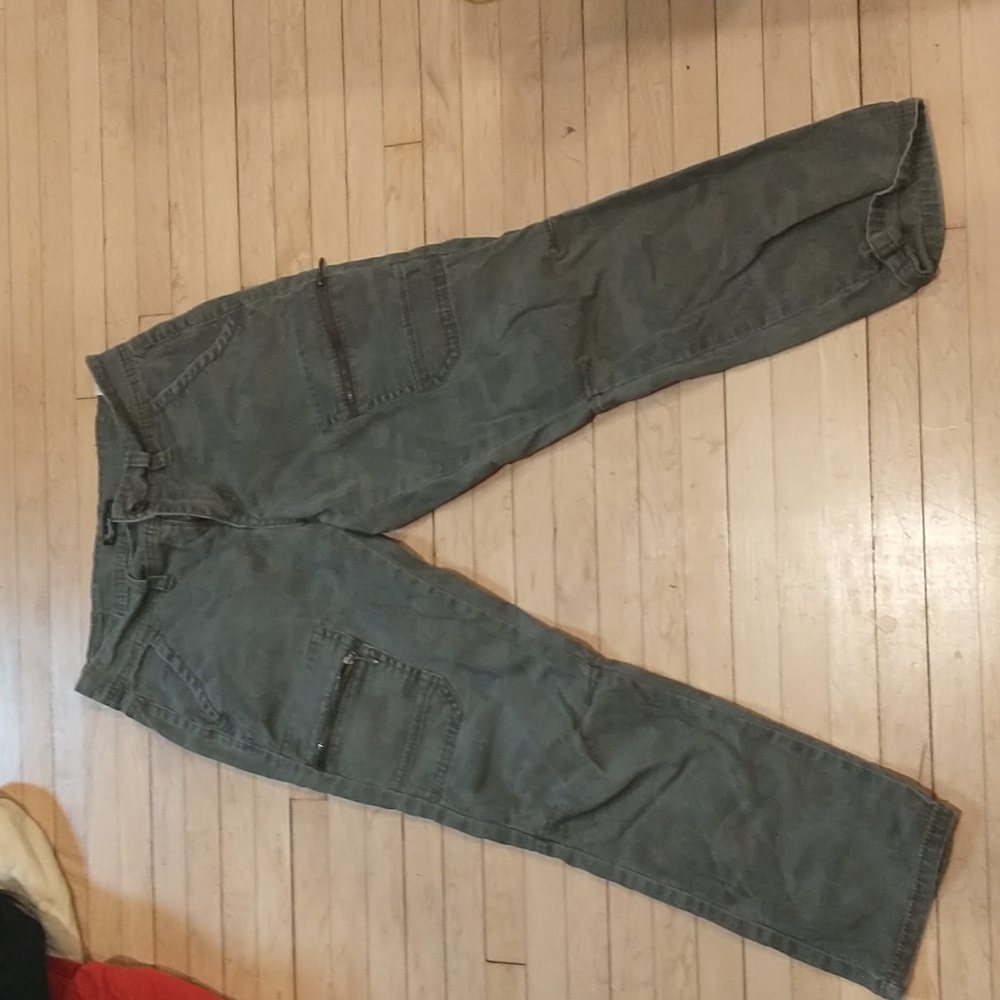 Green capris
